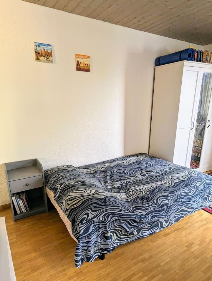 Urban Retreat - Cozy Studio With Private Patio Appartement Zürich Buitenkant foto